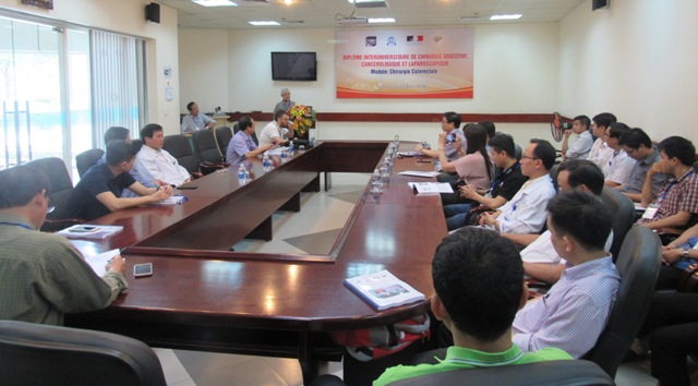 Gần 30 bác sĩ tiếp cận các chuyên đề ngoại tiêu hóa, ung thư và phẫu thuật nội soi