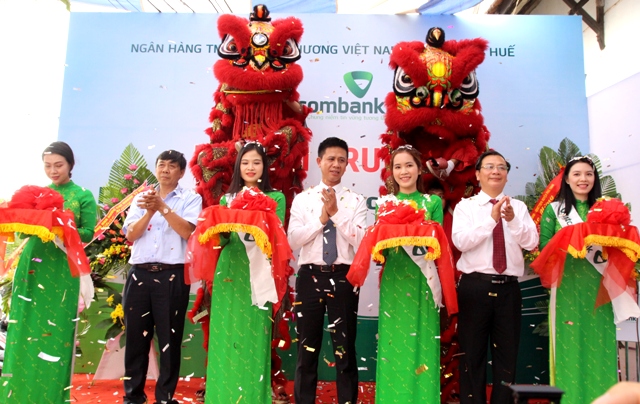 Trao 100 triệu đồng đến học sinh nghèo huyện Phú Vang