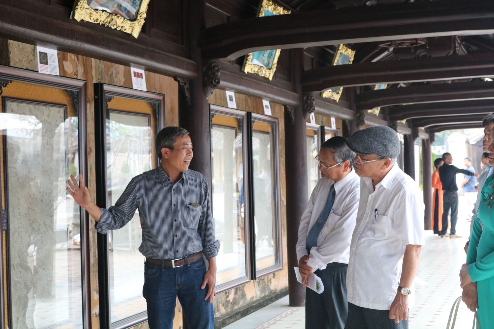 Poetry on Hue royal architecture through Truc Chi art