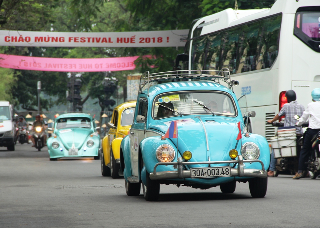 44 ô tô cổ diễu hành trên đường phố Huế