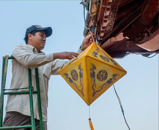 Thầm lặng bên “cánh gà”