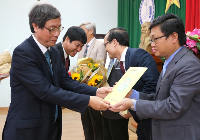 Trường ĐH Y dược trao quyết định bổ nhiệm chức danh giáo sư, phó giáo sư