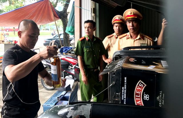 Phát hiện xe ô tô chở số lượng lớn rượu do nước ngoài sản xuất