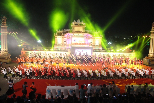 Bạn trẻ Huế nhảy dân vũ mừng Festival