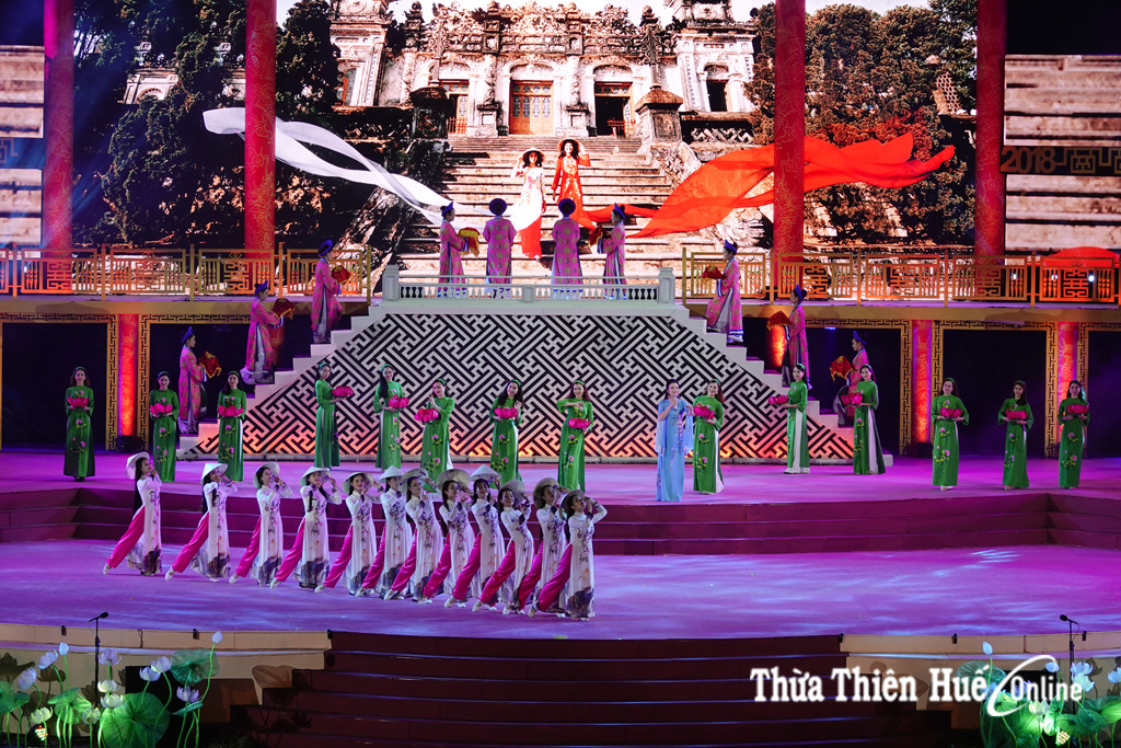 Thưởng thức tiệc nghệ thuật khai mạc Festival Huế 2018
