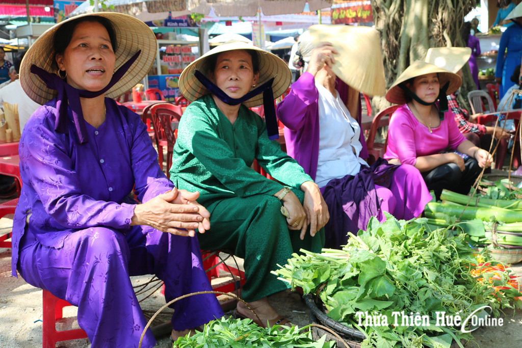 Rộn ràng chợ quê ngày hội