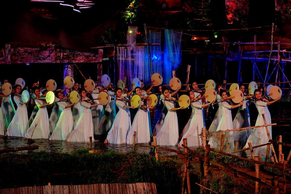 “Âm vọng sông Hương” Bình yên cuộc sống sông nước