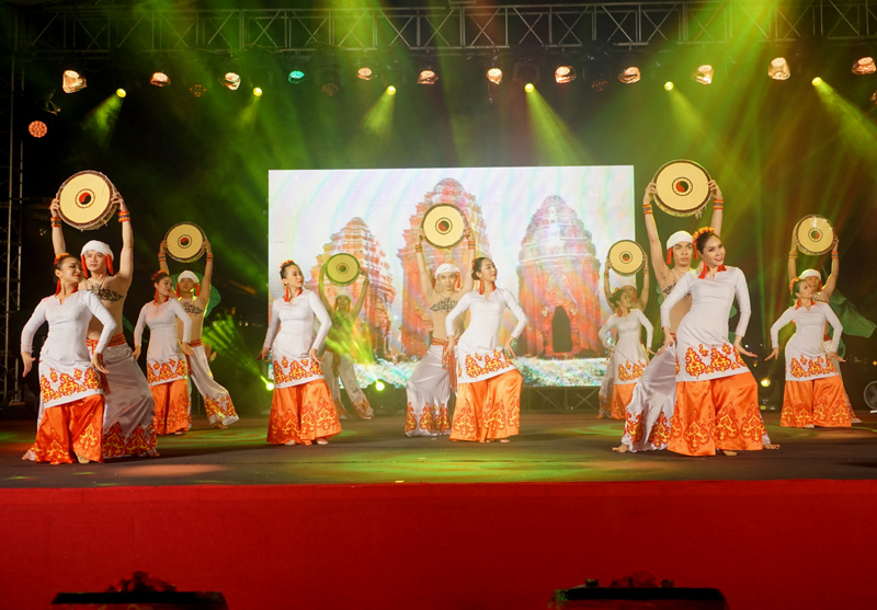 Nghe Giai điệu quê hương của Nhà hát Ca múa nhạc dân tộc Bông Sen