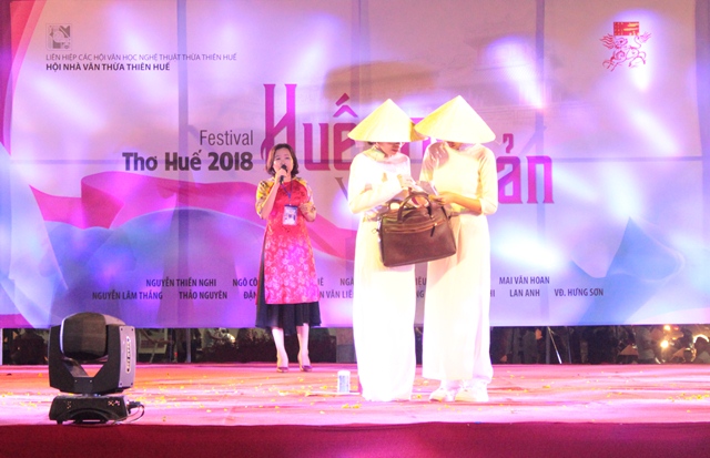 Cõi riêng của thơ