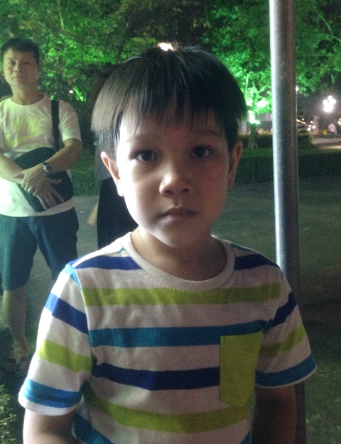 Bàn giao một cháu bé bị lạc cho gia đình