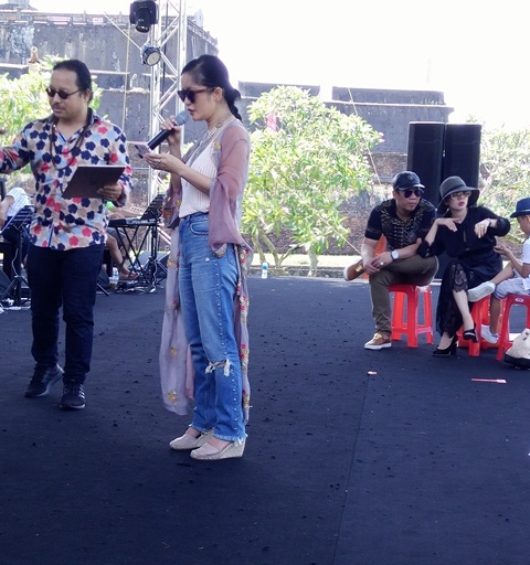 “Thưởng cho em một vòng quanh Huế nhé”