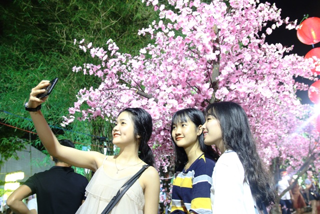 Ngắm tuyết rơi giữa mùa hè