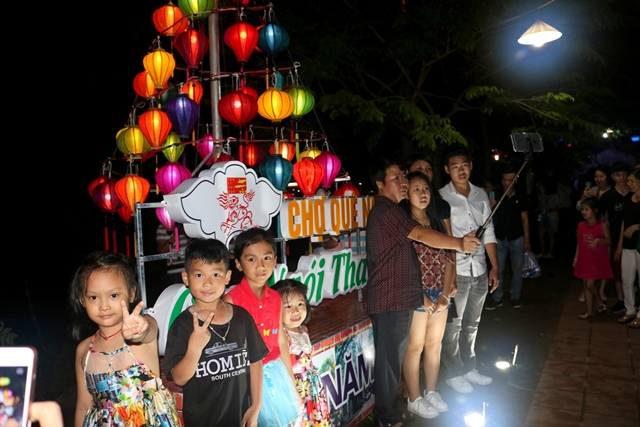 “Tháp đèn” thu hút người dân và du khách