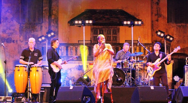 Đắm chìm cùng những giai điệu của giọng ca Denis Hines