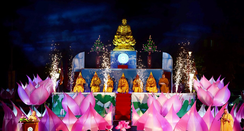 Hoa đăng rực sáng dòng Hương cầu quốc thái dân an