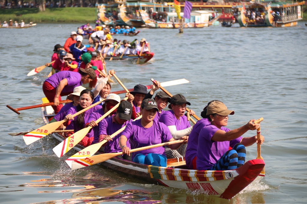Sông Hương rộn ràng đua ghe truyền thống