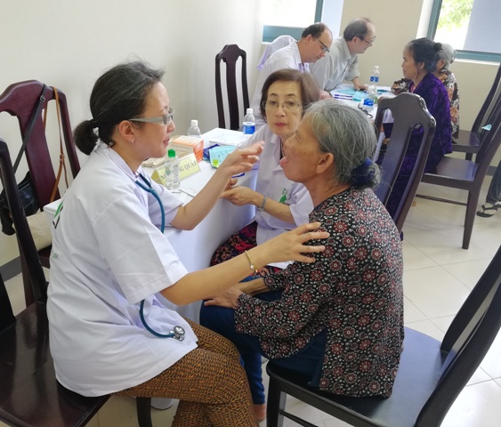 1 300 người dân nghèo được khám, cấp thuốc miễn phí