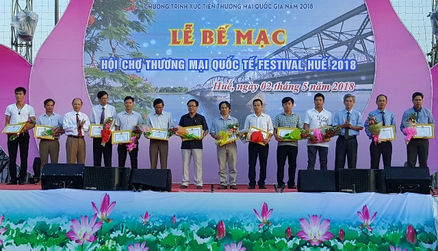 Trên 100 ngàn lượt khách tham quan, mua sắm