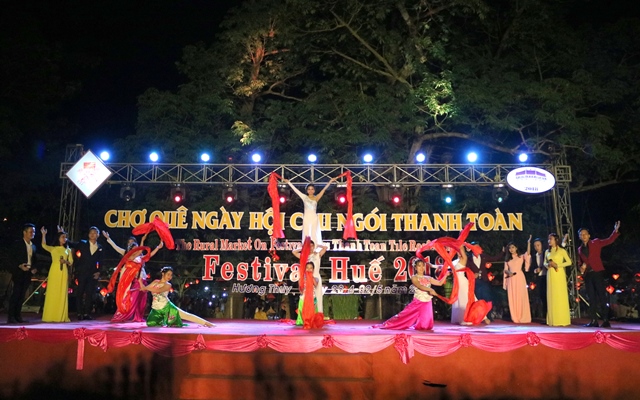 Hơn 220 000 lượt du khách tham gia “Chợ quê ngày hội”