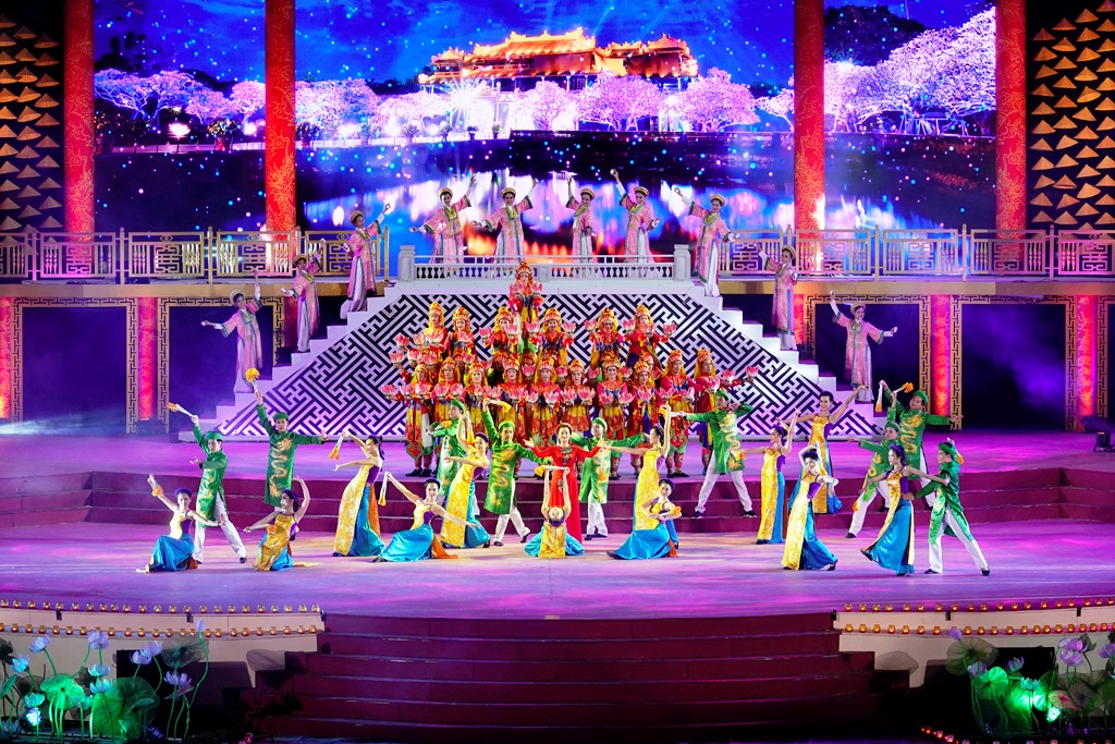 Đêm giã bạn đầy cảm xúc lưu luyến