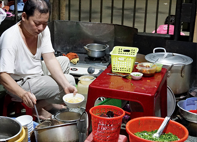 Đàn ông đứng bếp