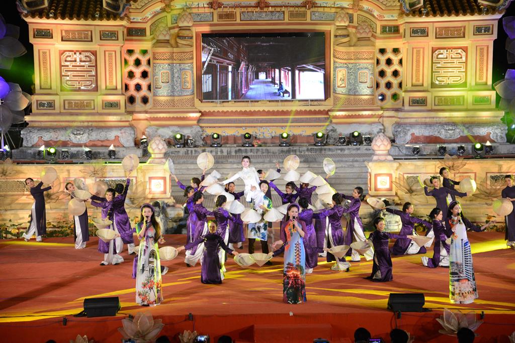 Ao Dai show Huế Vàng Son brings wonderful feelings