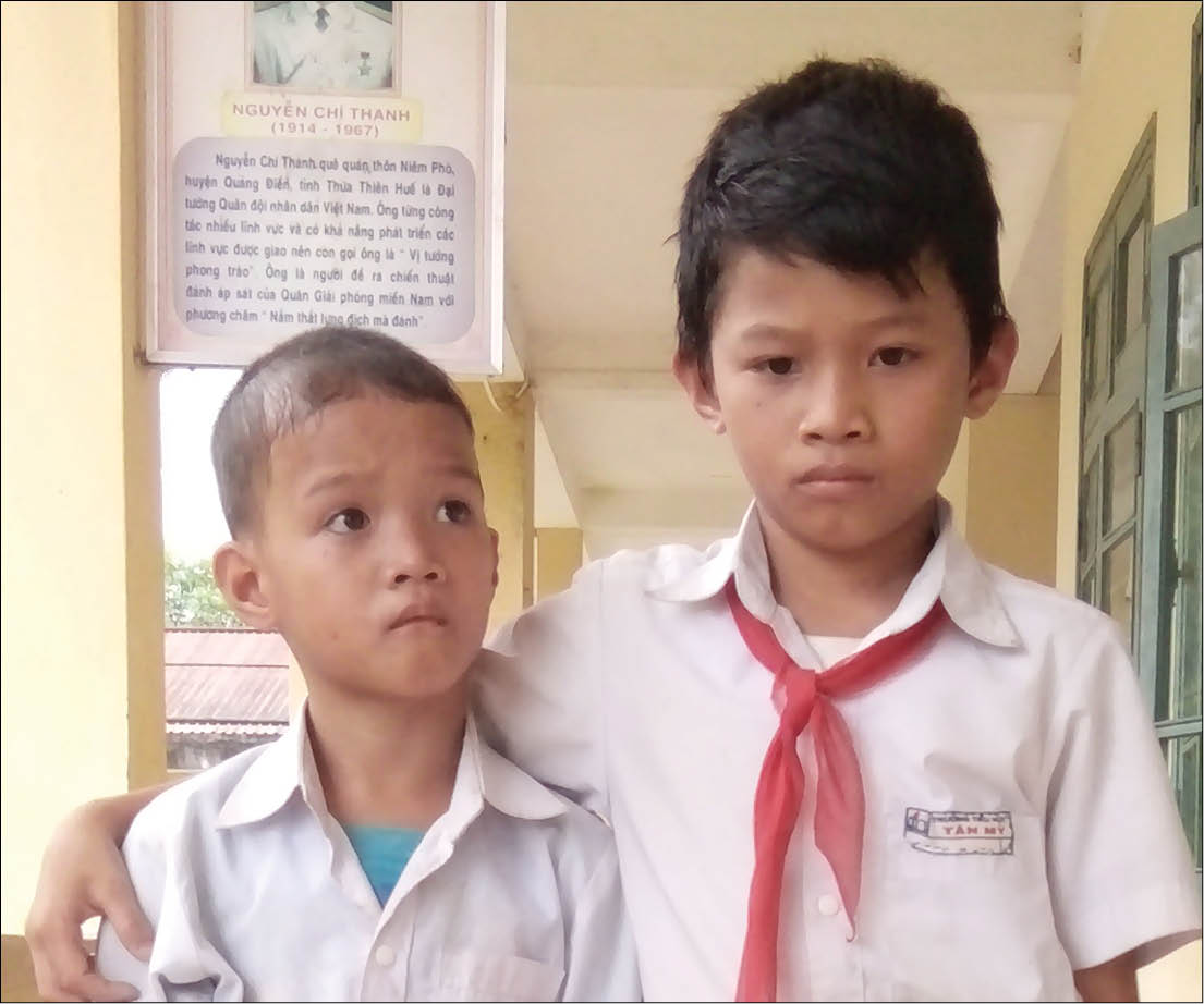 Hai em nhỏ cần sự hỗ trợ để tiếp bước tới trường