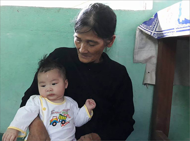 Bé 3 tháng tuổi mồ côi mẹ, cha bị bệnh tâm thần