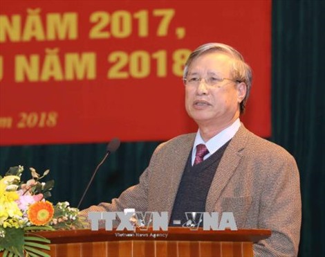Xây dựng Đảng và hệ thống chính trị Để cán bộ là cái gốc của mọi công việc