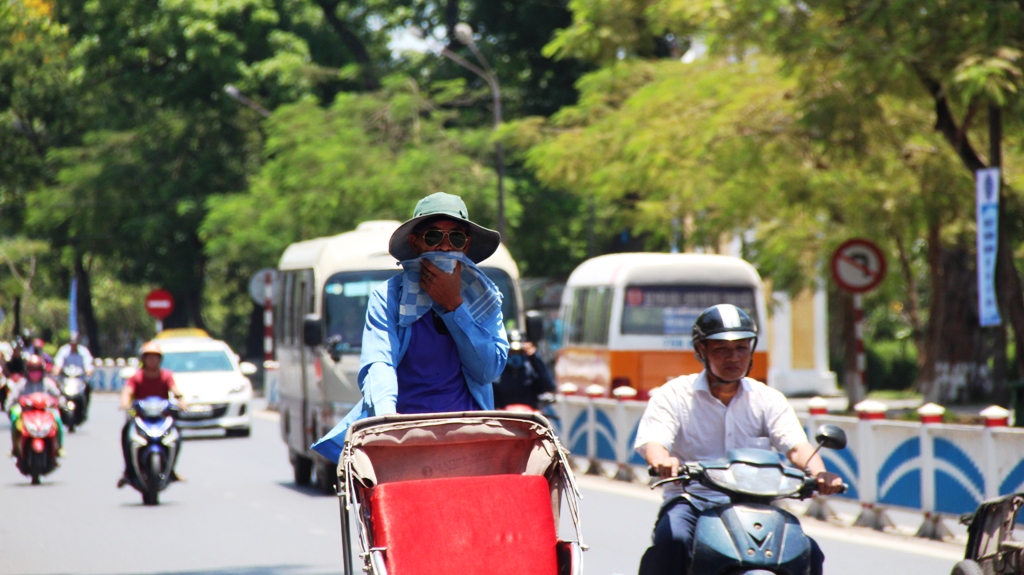 Căng thẳng với nắng nóng đầu mùa