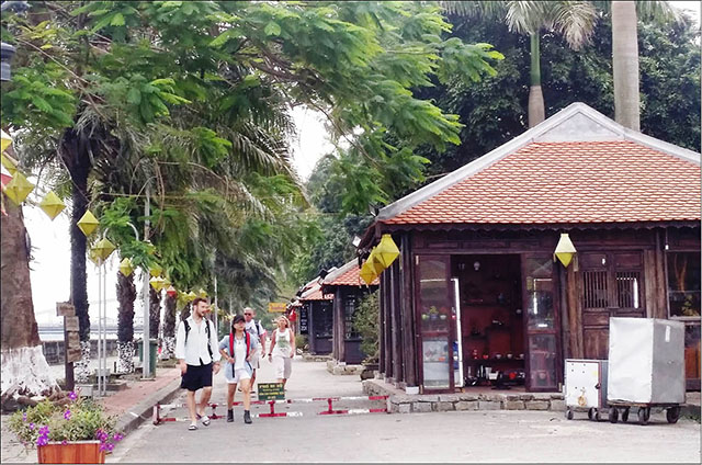 Tháo dỡ nhà rường trên phố đi bộ để chỉnh trang bờ sông Hương