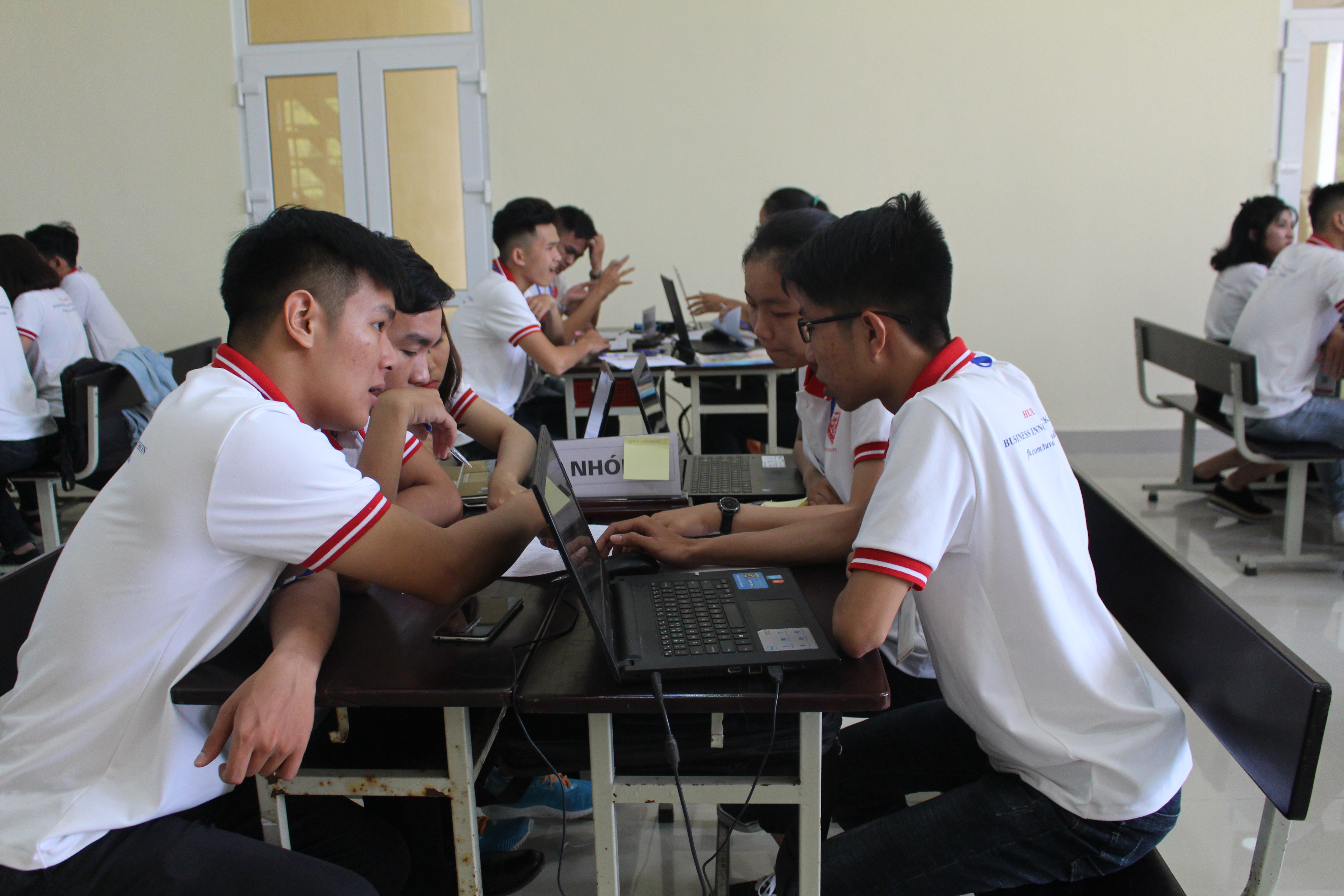 73 sinh viên tham gia cuộc thi “Buisiness Innovation Hackathon”