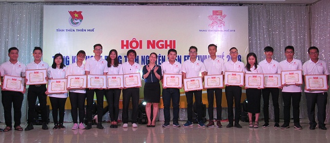 Tình nguyện viên festival hướng dẫn và giúp đỡ gần 15 000 lượt khách