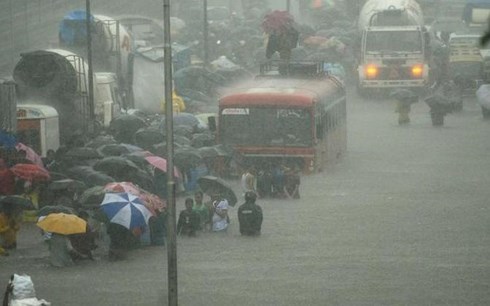 Mưa bão ở Ấn Độ làm hơn 30 người chết, các chuyến bay đổi hướng