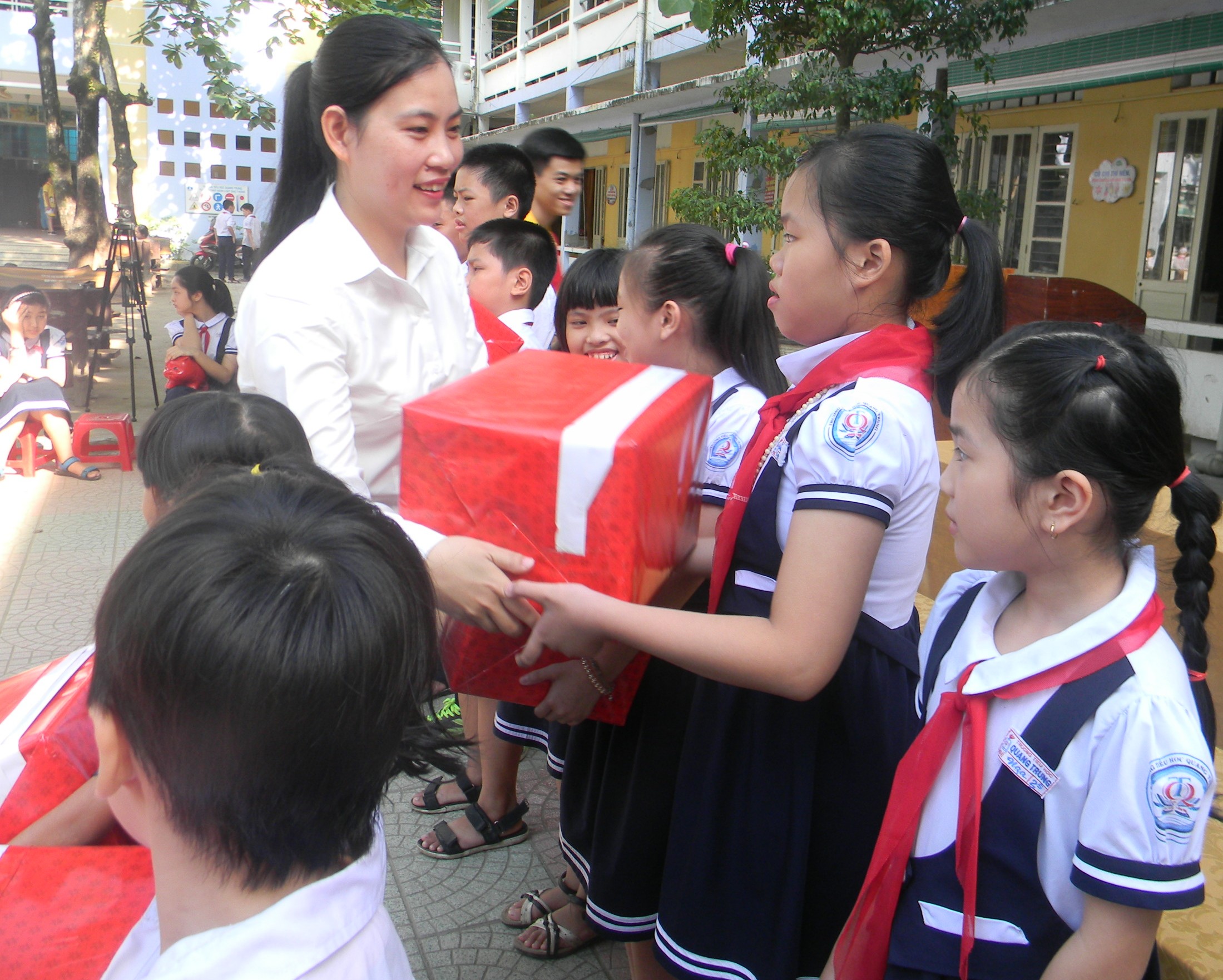 Trao 100 suất quà cho các học sinh có hoàn cảnh khó khăn