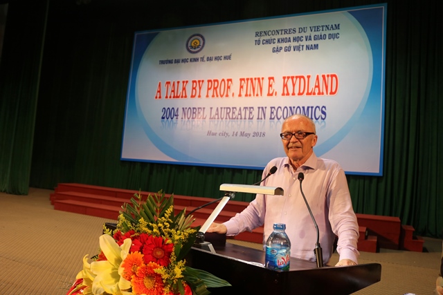 Giáo sư đoạt giải Nobel Kinh tế nói chuyện với sinh viên Huế