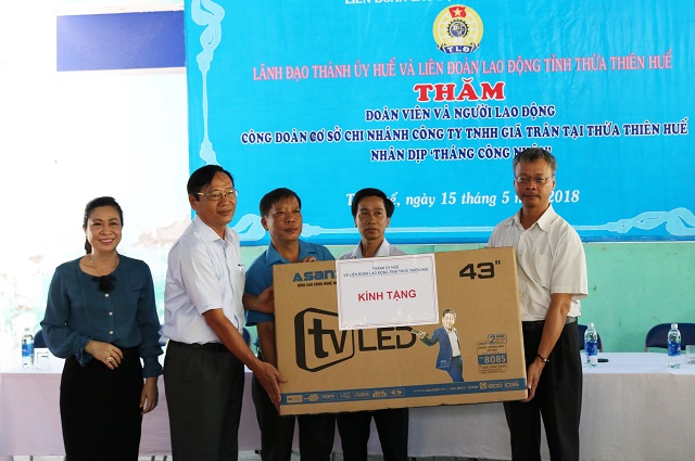 Tặng quà, thành lập tủ sách pháp luật cho công nhân lao động