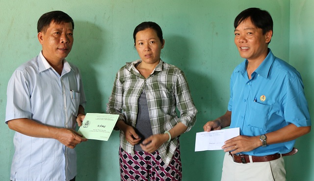 Thăm tặng quà gia đình công nhân bị tai nạn lao động