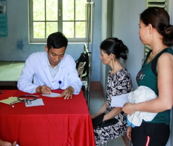 Khám và cấp thuốc miễn phí cho người nghèo