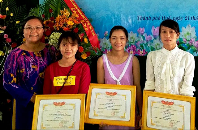 Cô giáo dạy may tận tâm