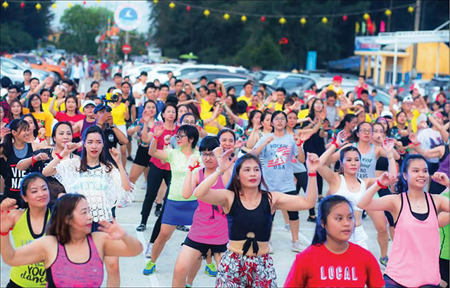 Khi zumba, yoga thoát ra phòng kính