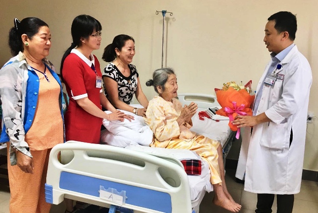 Phẫu thuật thành công ca gãy xương đùi cho cụ bà hơn 100 tuổi