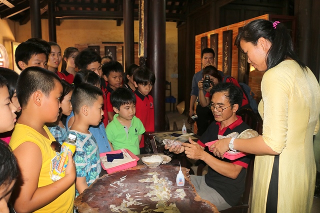 Học sinh tìm hiểu di sản văn hóa và trải nghiệm các trò chơi cung đình