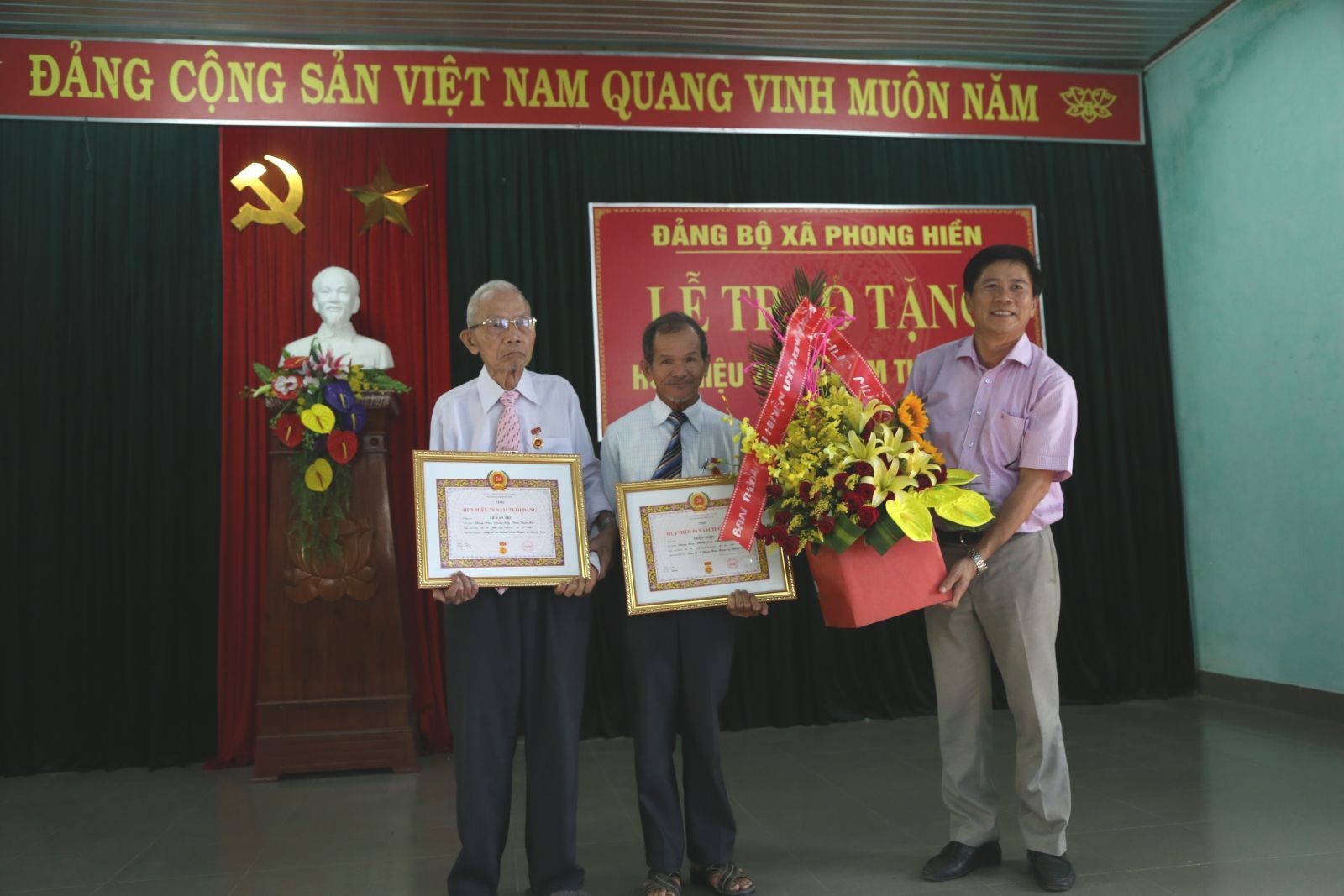Phong Điền Trao Huy hiệu Đảng đợt 19 5