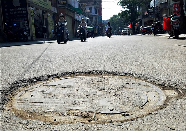 Nắp hố ga lồi lõm “dăng bẫy” người đi đường