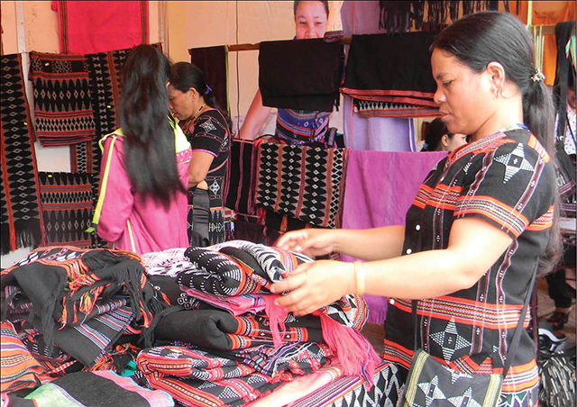 Tiếp sức cho nghề dệt zèng A Lưới