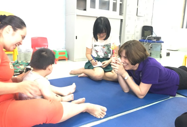 Trao đổi kinh nghiệm điều trị, phục hồi chức năng với chuyên gia nước ngoài