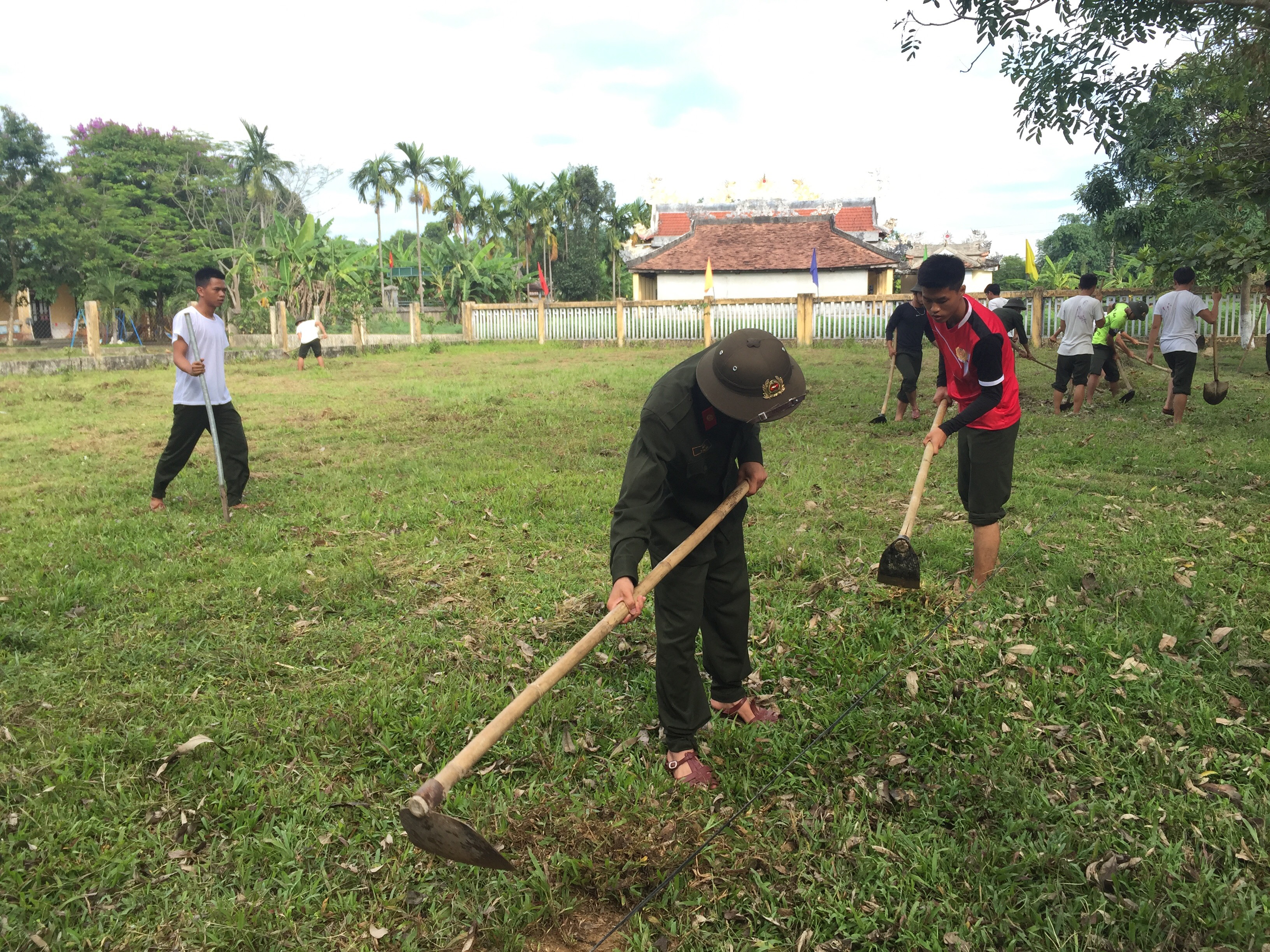 100 đoàn viên thanh niên tham gia san lấp, cải tạo sân bóng đá