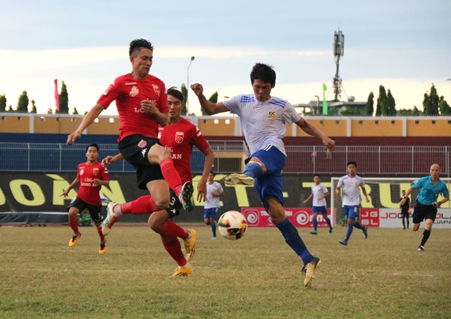 Chia điểm trên sân nhà