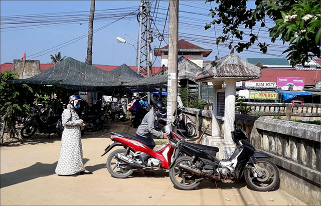 Nhếch nhác trước di tích đình làng Dương Nổ